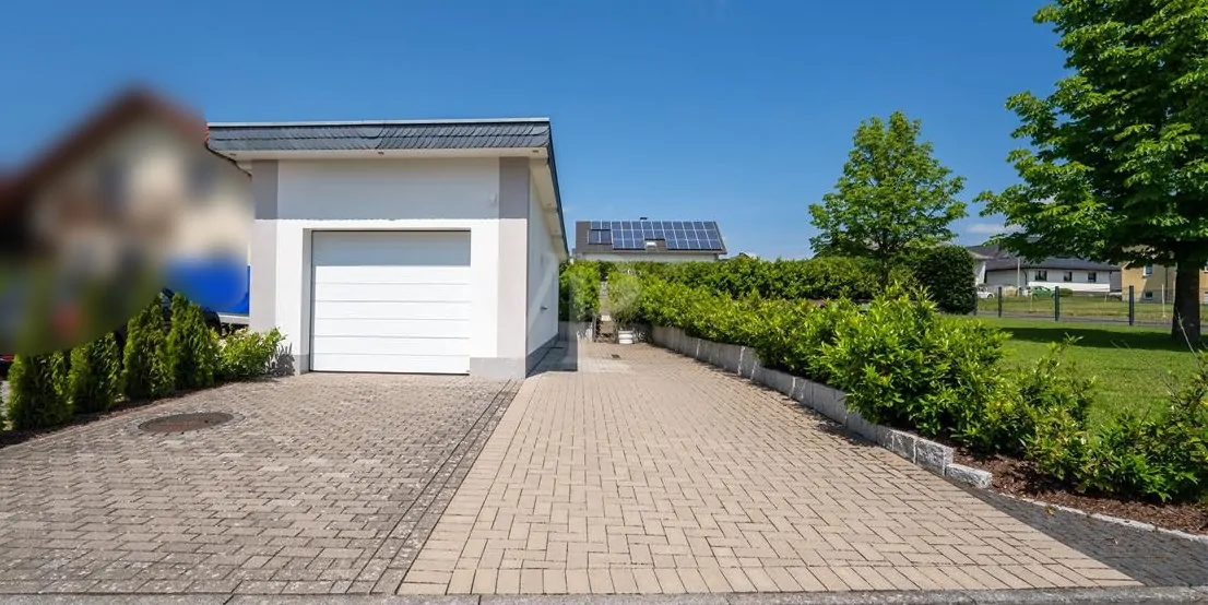 Zusätzliche Garage mit Garten