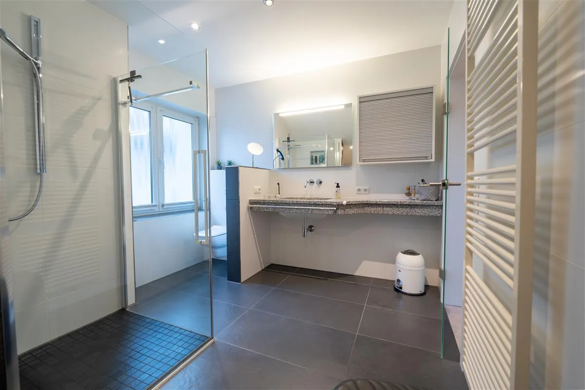 Modernes Badezimmer