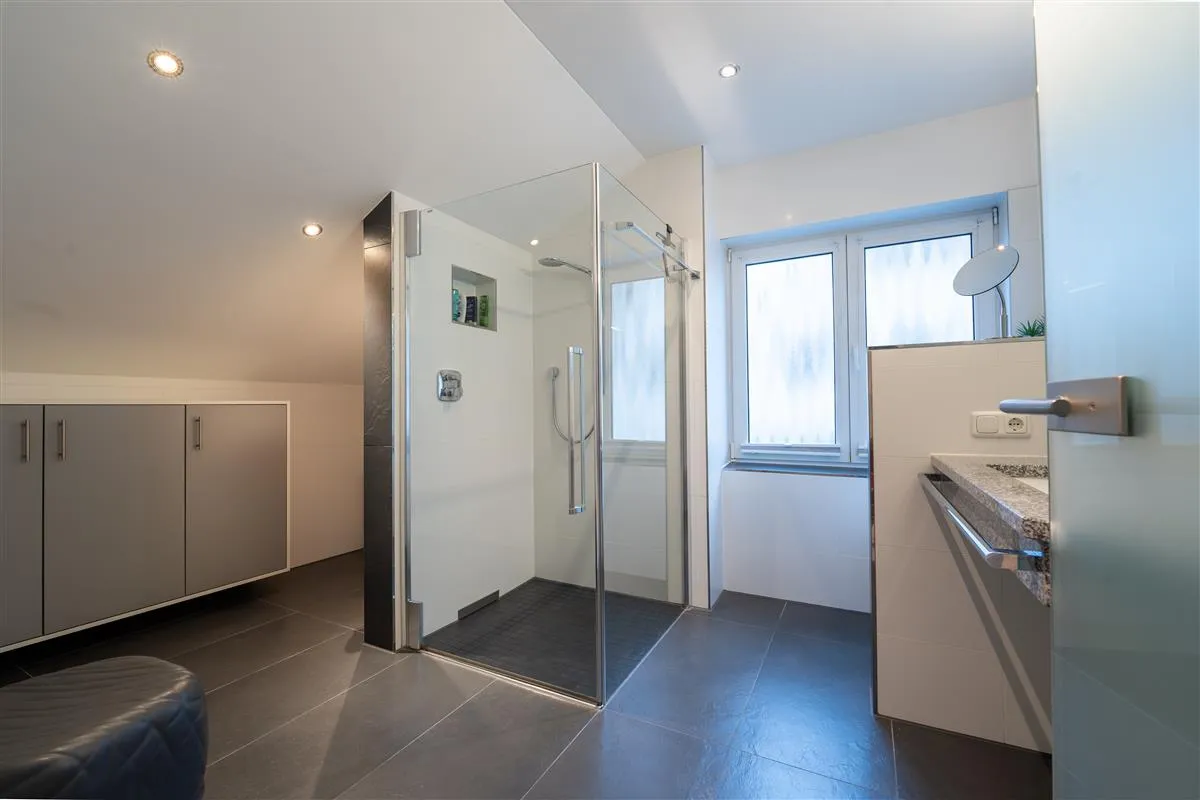 Modernes Badezimmer