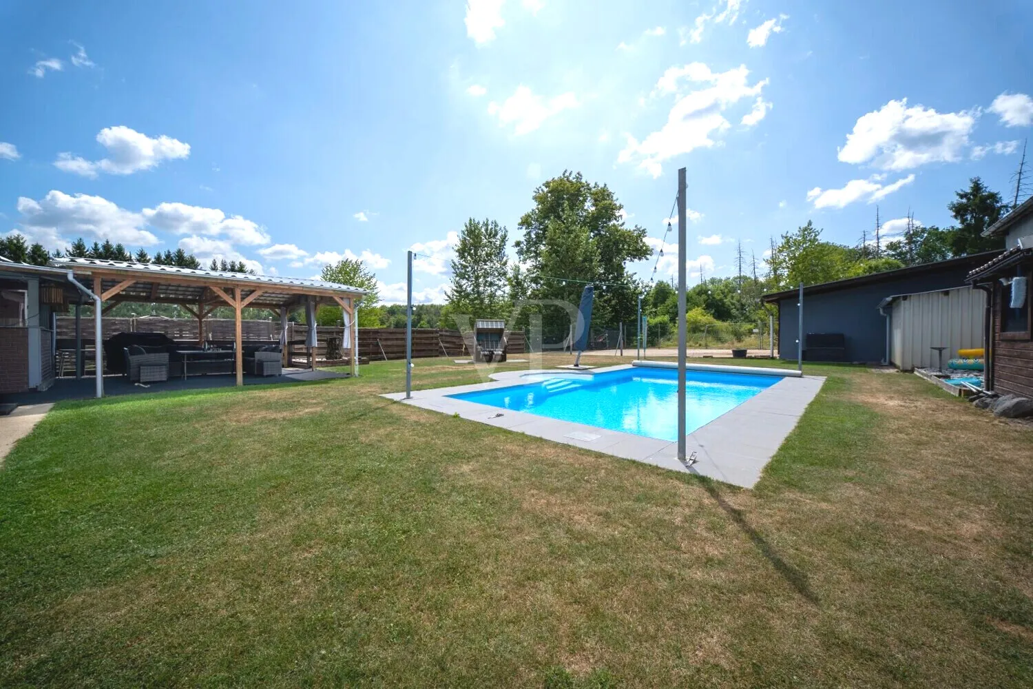 Pool mit Gartenhaus