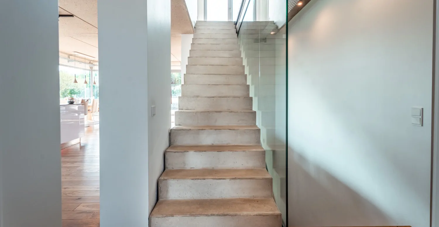 Detail - freischwebende Betontreppe