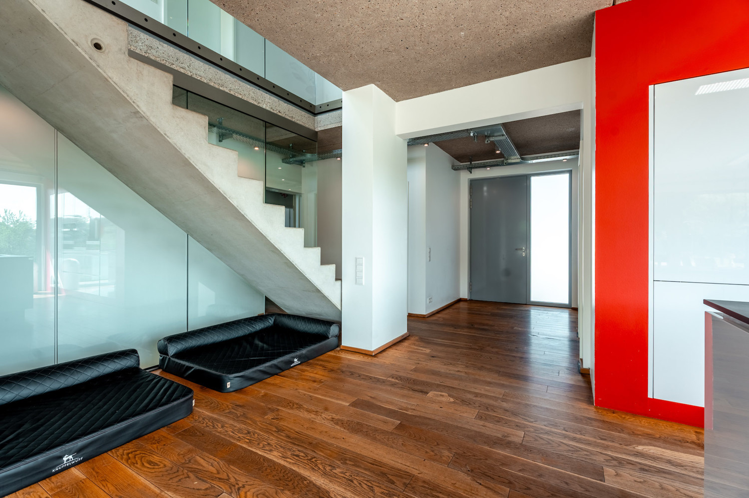 Eingangsbereich mit Betontreppe