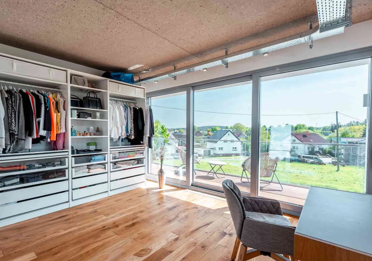 ZImmeransicht mit Balkon