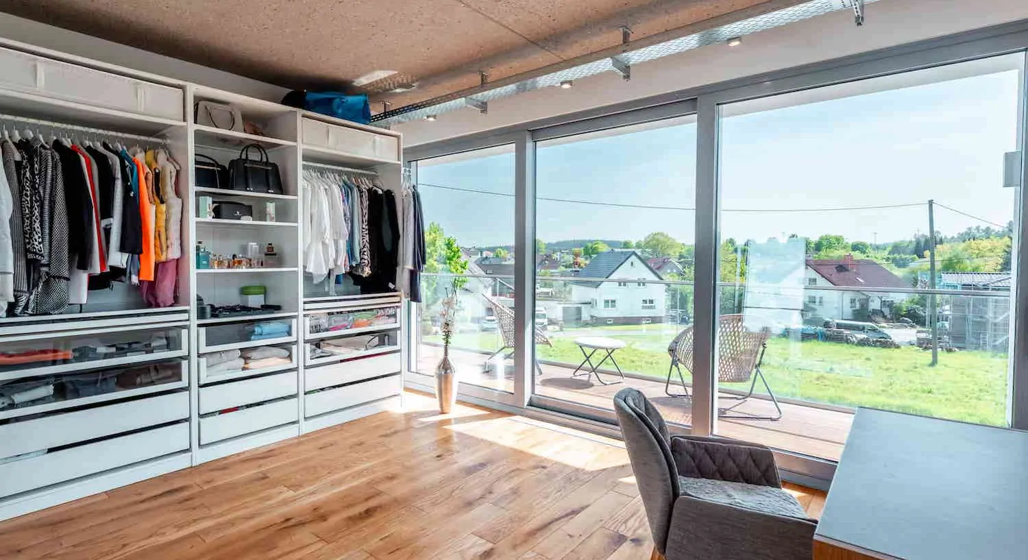 ZImmeransicht mit Balkon