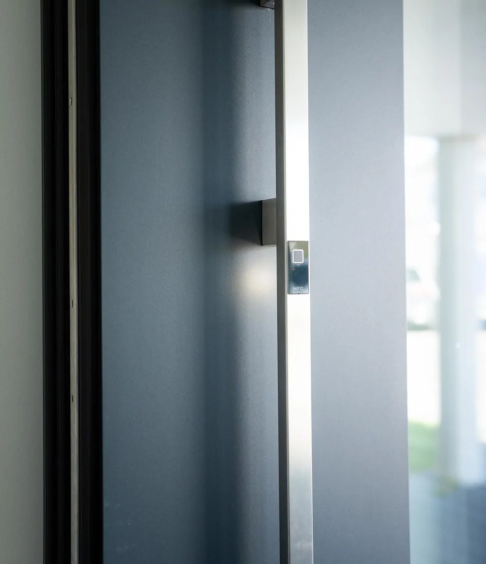 Detail- Eingang mit Fingerprint