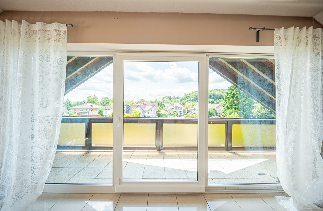 Großes Fensterelement mit Balkon