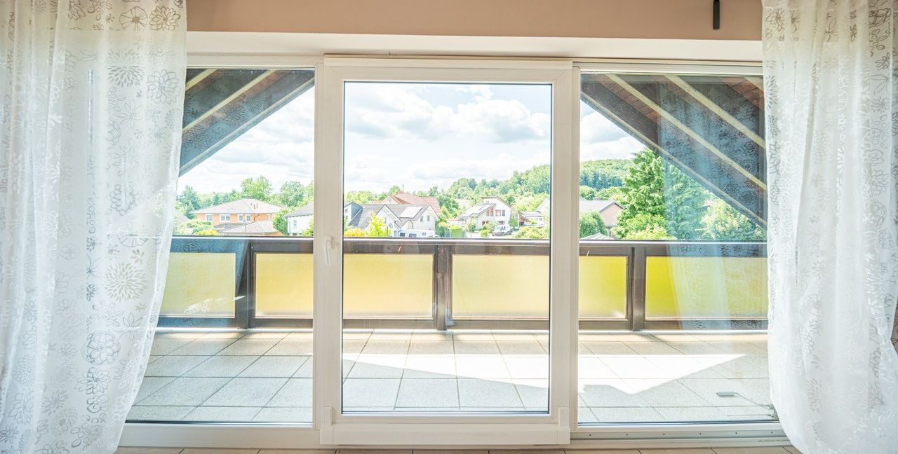 Großes Fensterelement mit Balkon