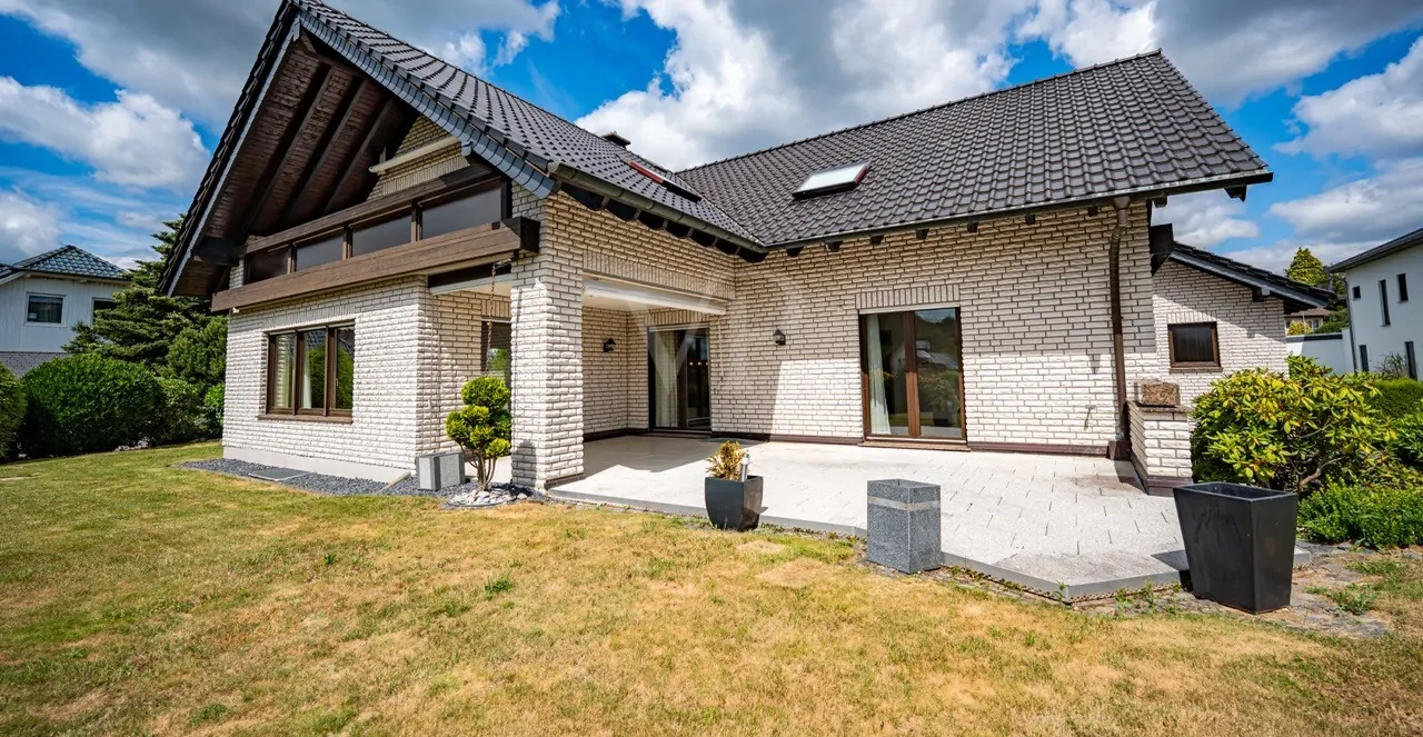 Seitenansicht mit Terrasse