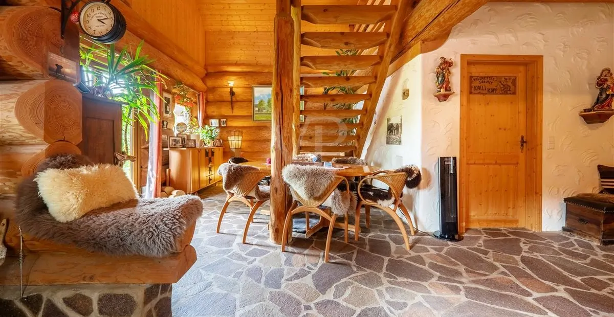 Blick von Küche in Essbereich