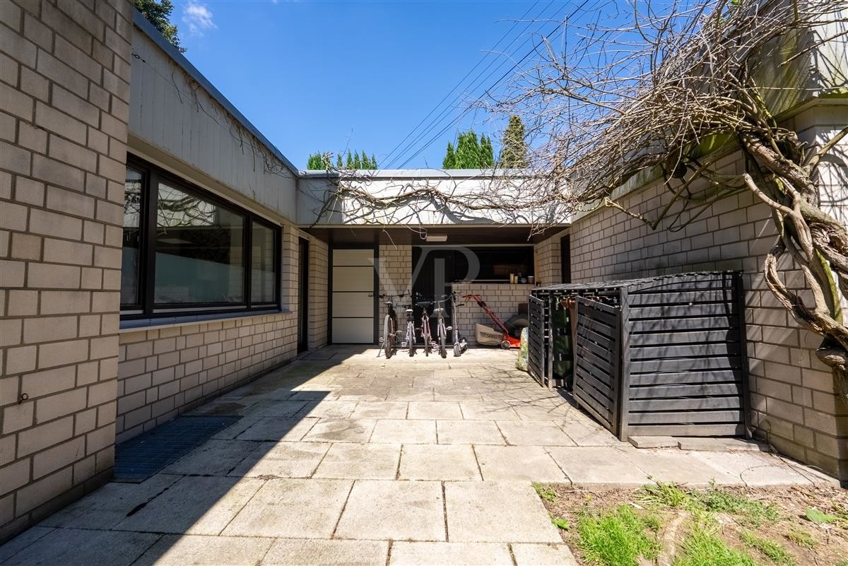 Bereich neben der Garage