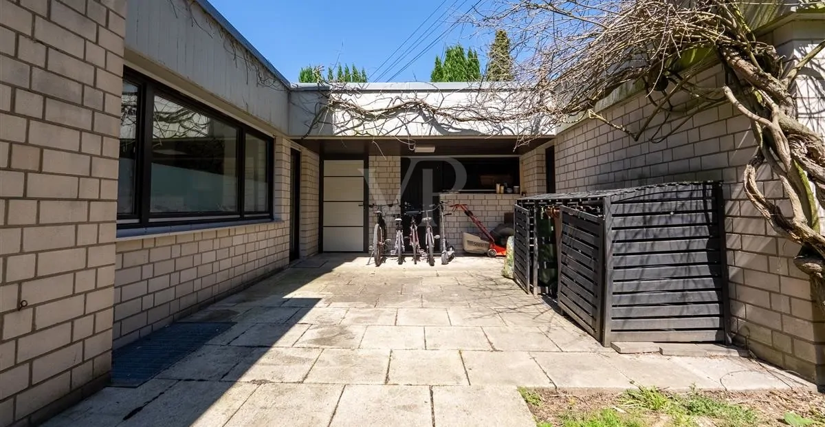 Bereich neben der Garage