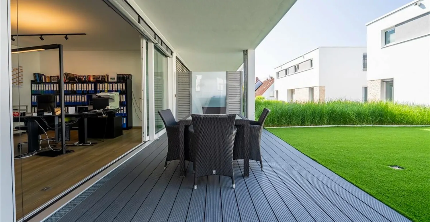 Bodentiefe Fenster mit Zugang in Garten