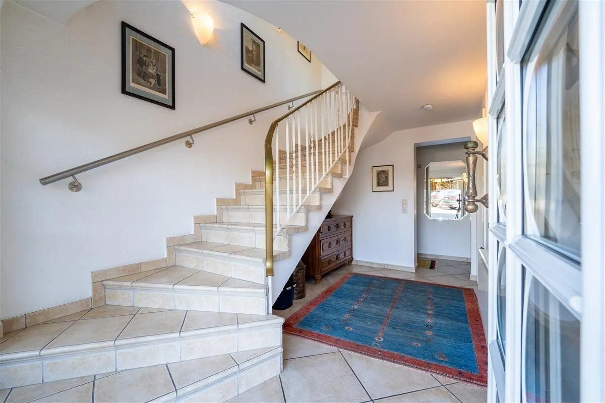 Hauseingang und Treppenaufgang Neubau