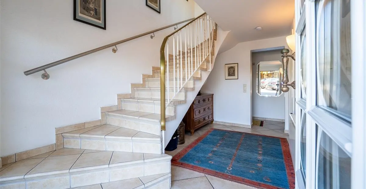 Hauseingang und Treppenaufgang Neubau