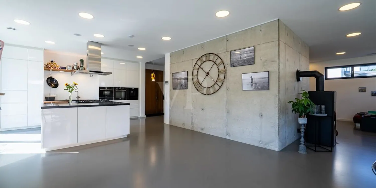 Offene Küche mit Kamin