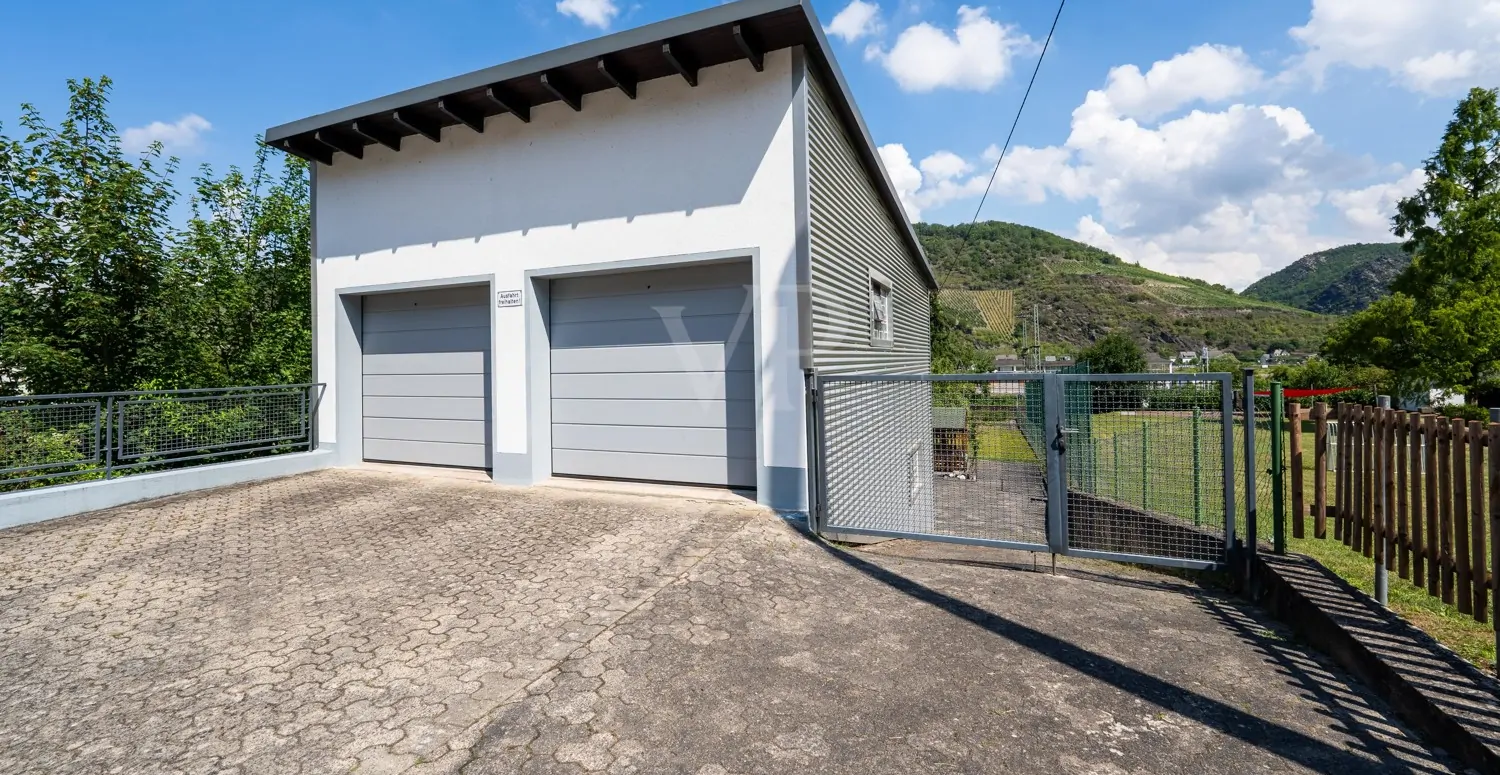 2. Grundstück mit Garagen/Garten