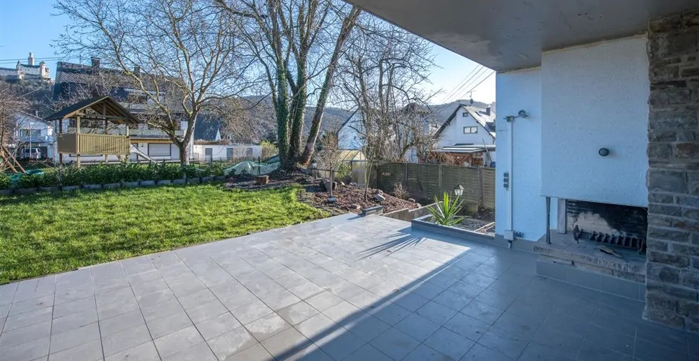 halbüberdachte Terrasse