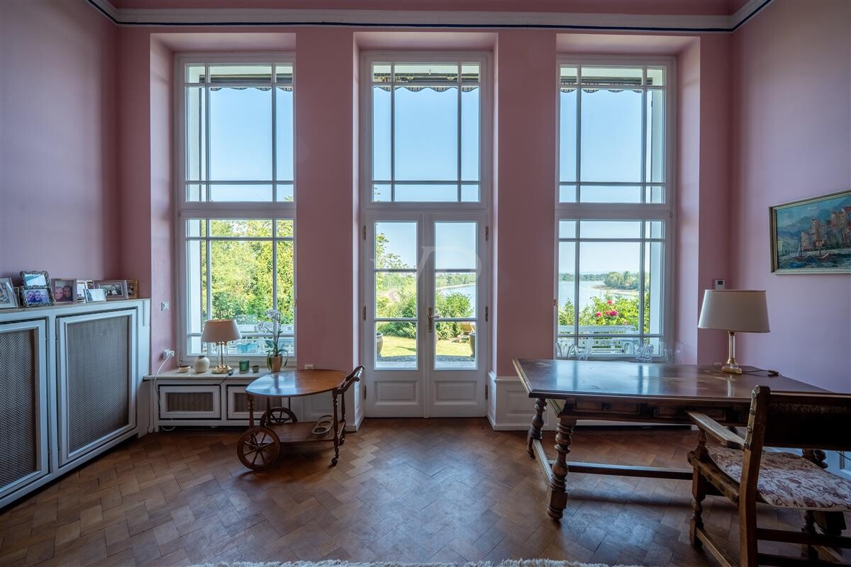Rosa Salon