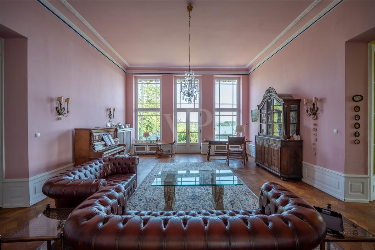 Rosa Salon