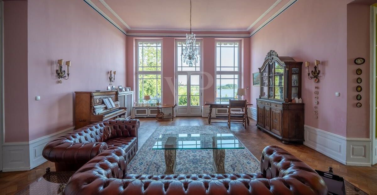Rosa Salon