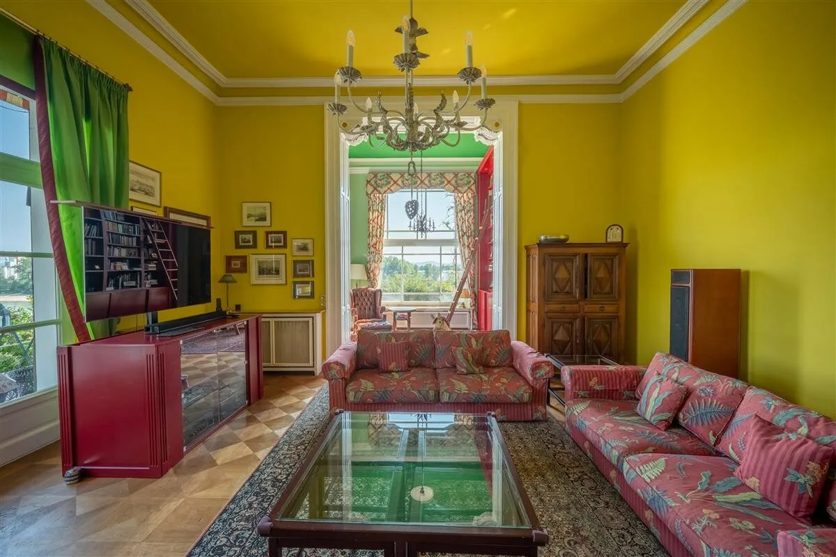 Kamin- und Fernsehzimmer