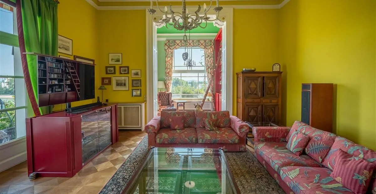 Kamin- und Fernsehzimmer