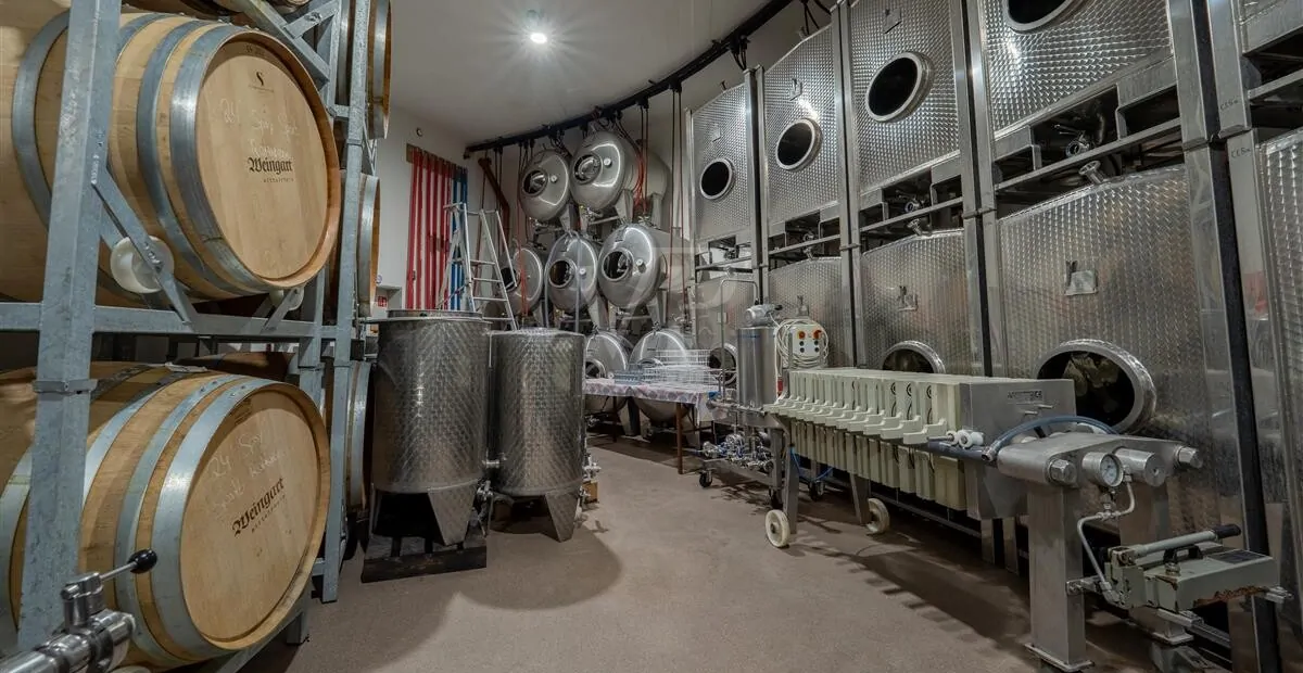 Eichen und Akazienholzfässer, gekühlte Edelstahltanks