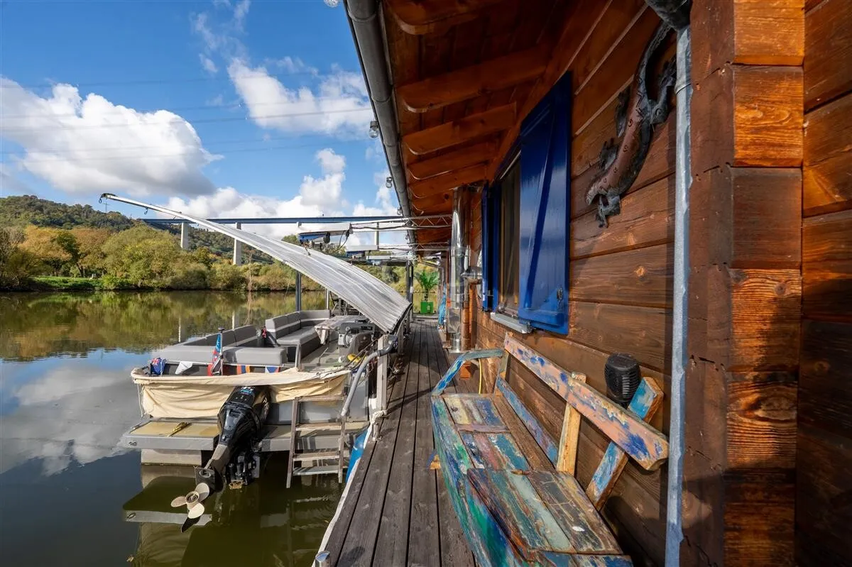 Boot am Hausboot