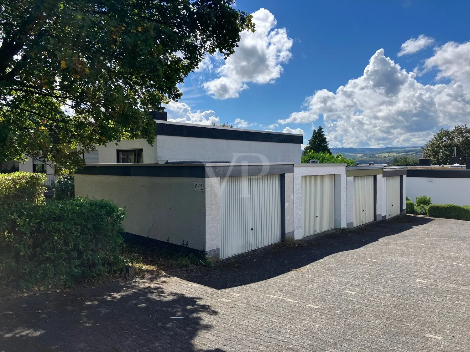 Garage neben dem Haus