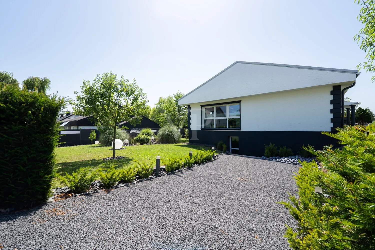Seitenansicht Haus / Parkfläche