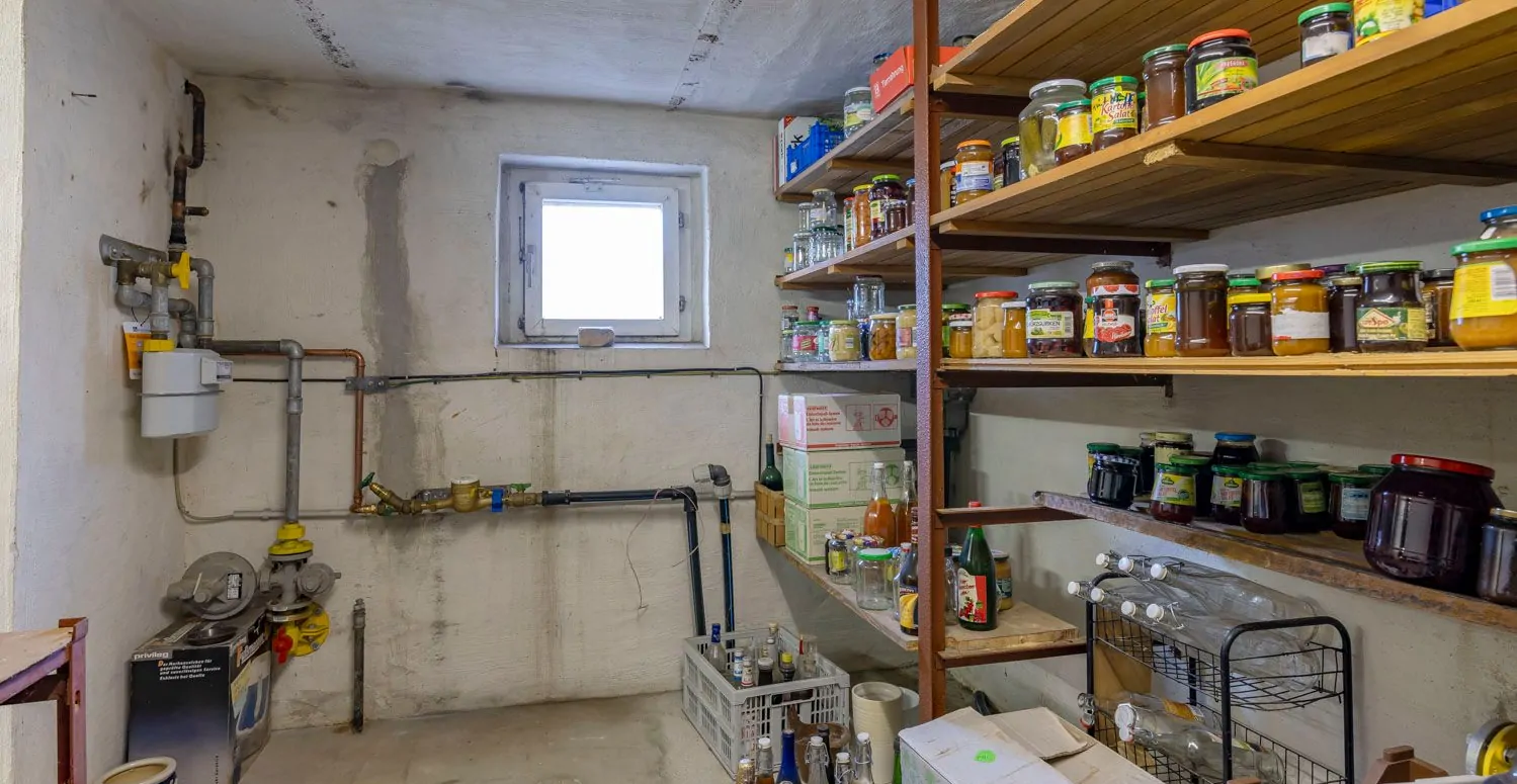 Keller mit Anschlüssen und Vorrat