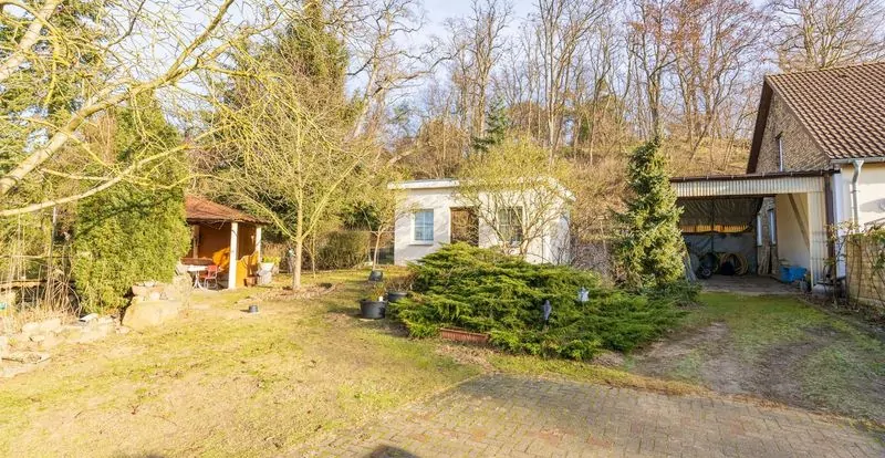 ein Teil vom Grundstück mit massivem Gartenhaus