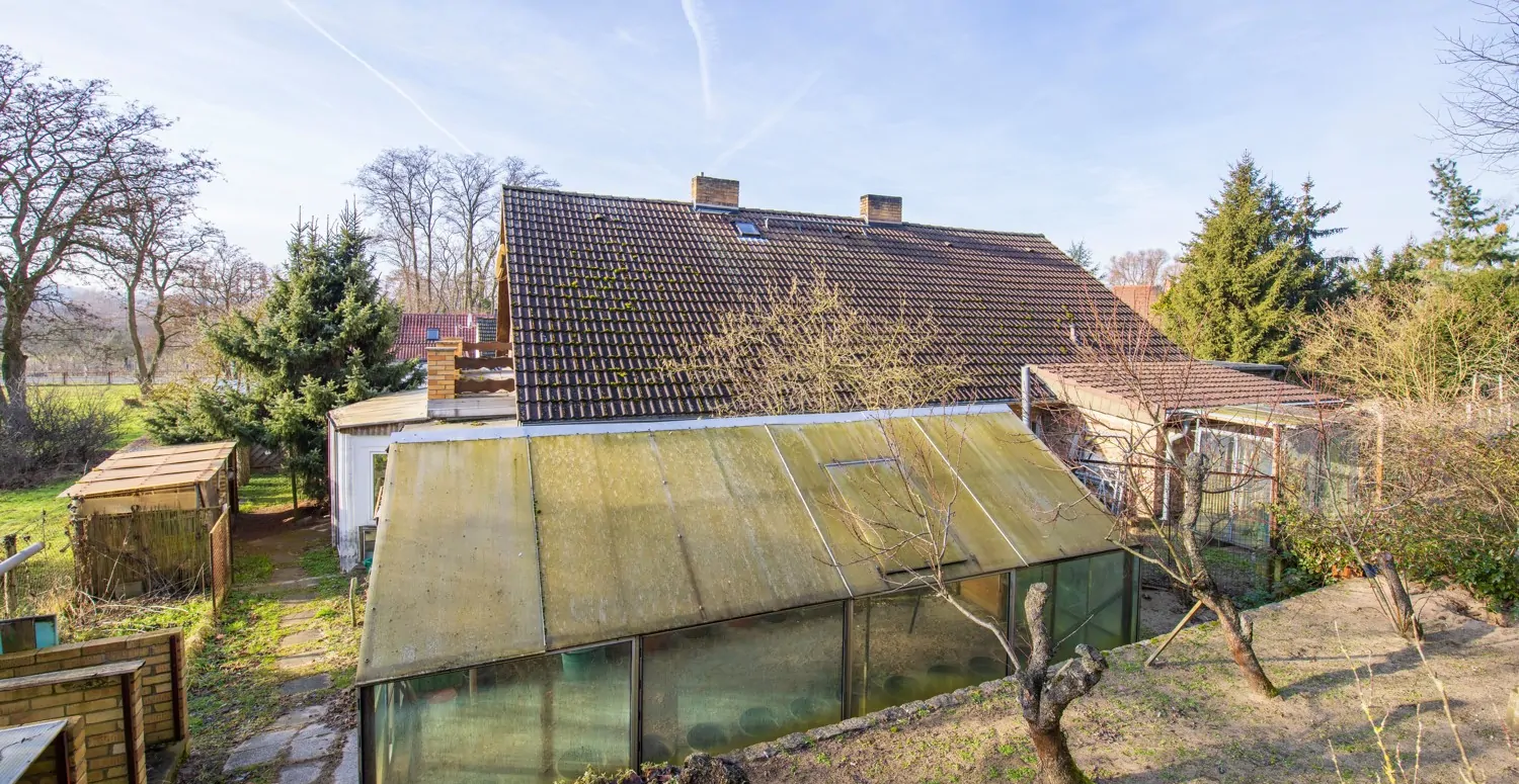 Das Haus vom Wald aus gesehen