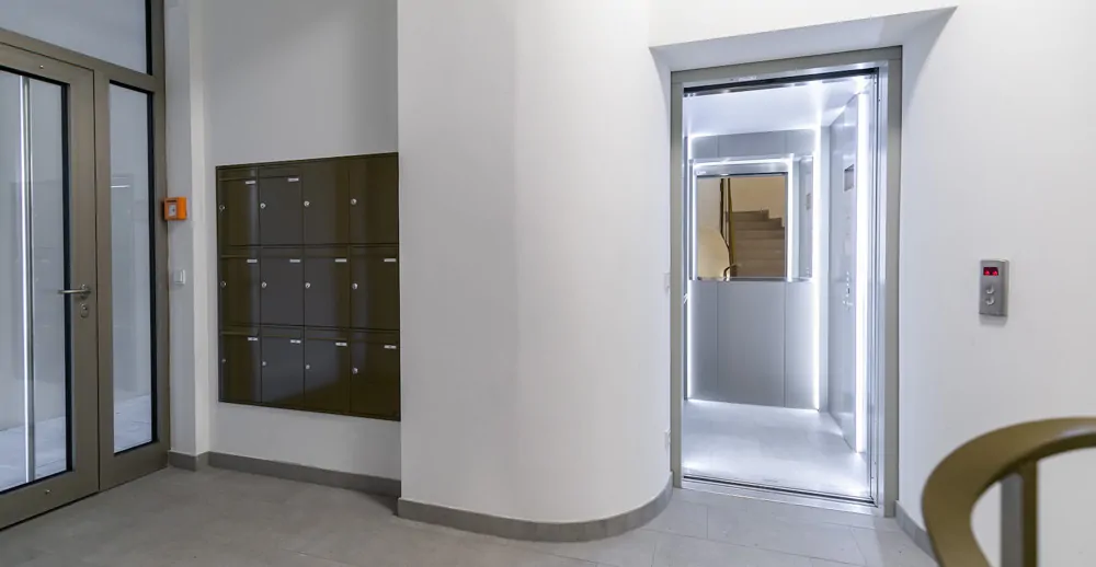 Eingangsbereich mit Fahrstuhl