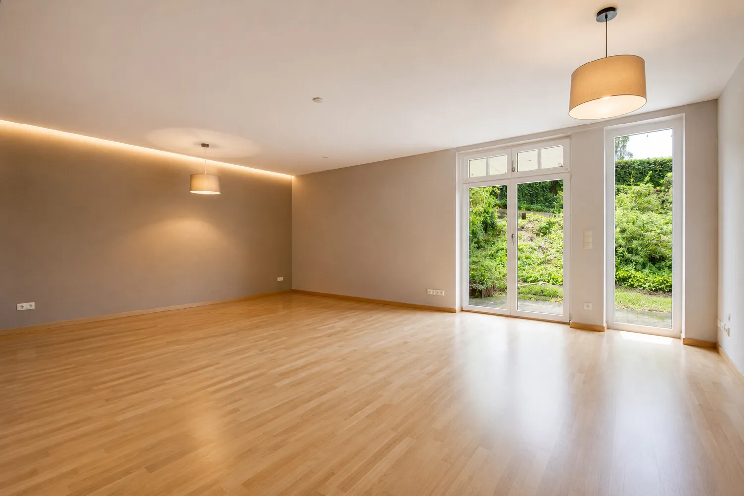 Ihr zu Hause im Grünen: stilvolle Gartenwohnung mit Kamin und Wassernähe