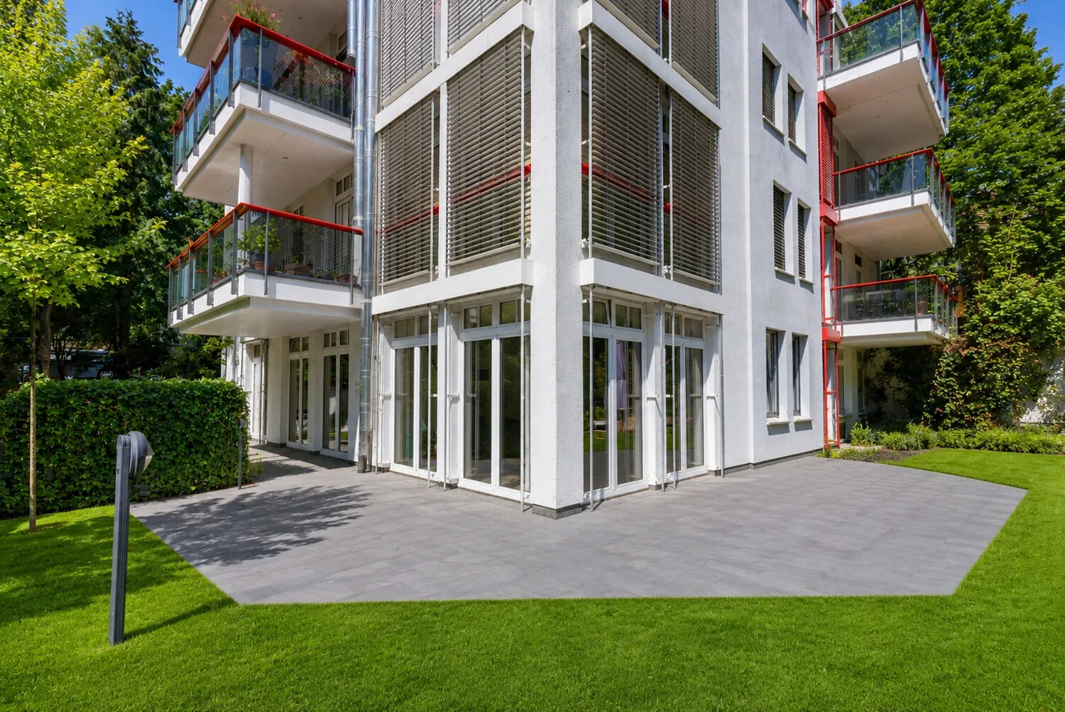 Ihr zu Hause im Grünen: stilvolle Gartenwohnung mit Kamin und Wassernähe