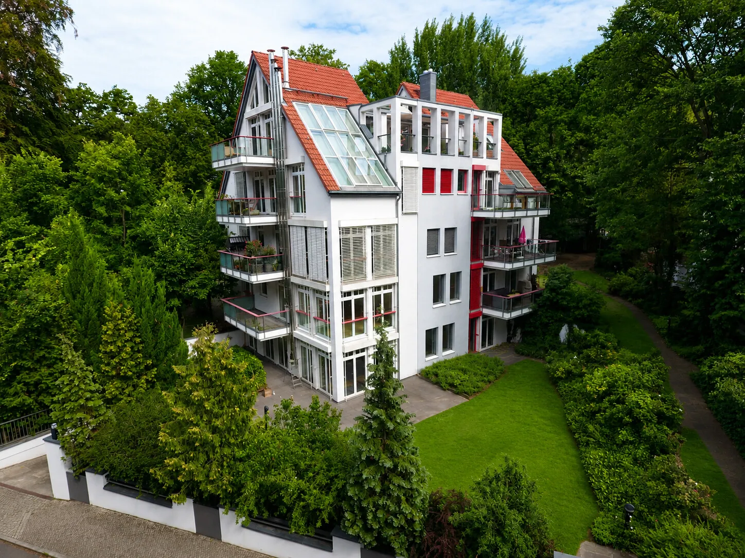 Ihr zu Hause im Grünen: stilvolle Gartenwohnung mit Kamin und Wassernähe