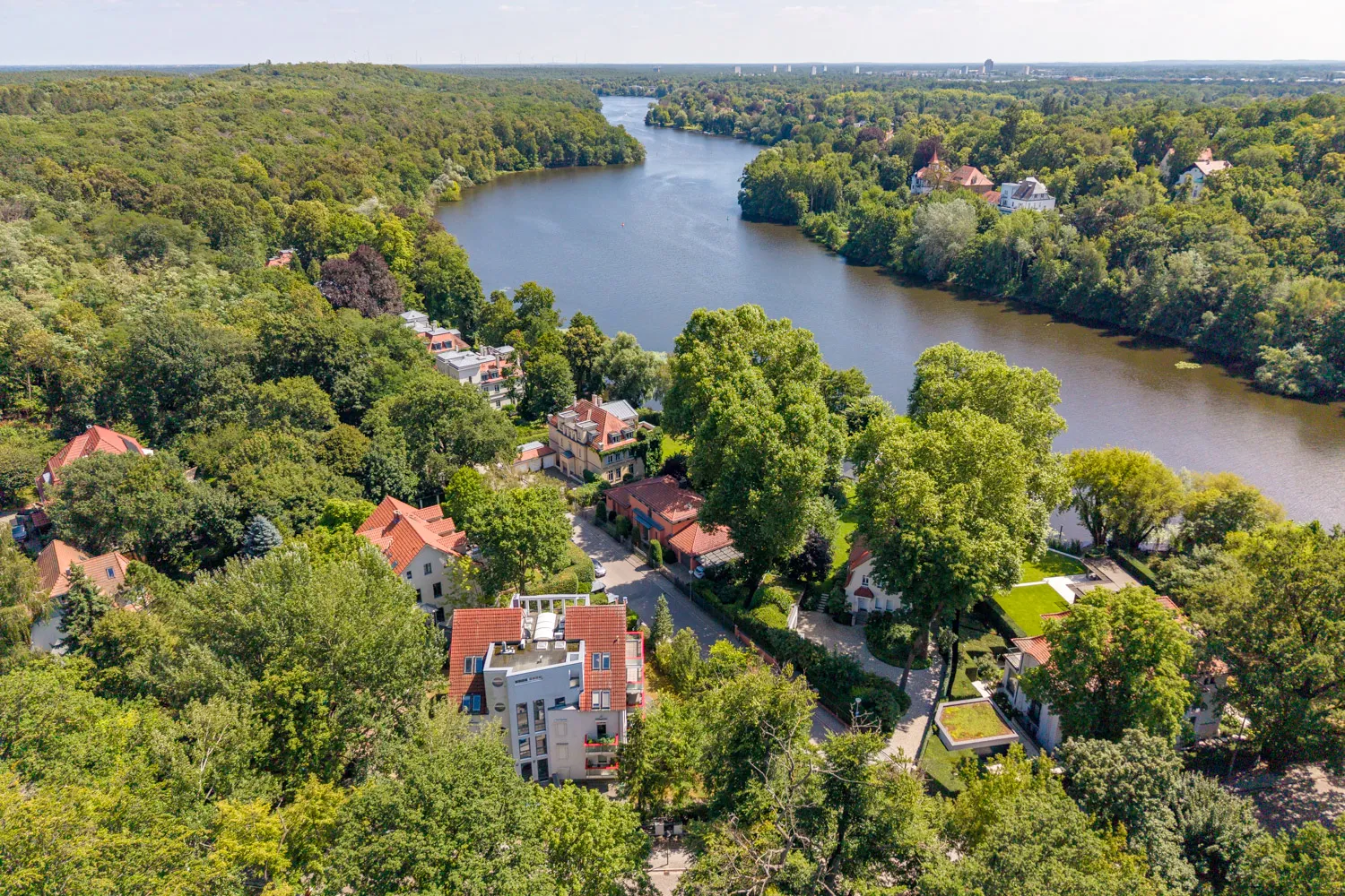 Ihr zu Hause im Grünen: stilvolle Gartenwohnung mit Kamin und Wassernähe