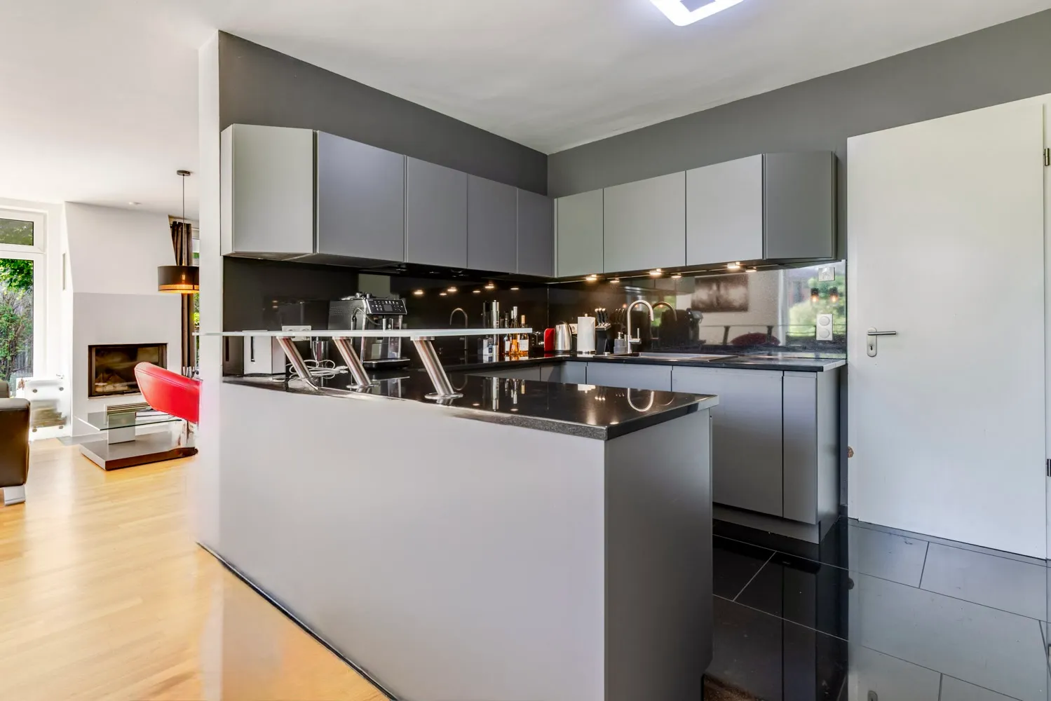 Ihr zu Hause im Grünen: stilvolle Gartenwohnung mit Kamin und Wassernähe