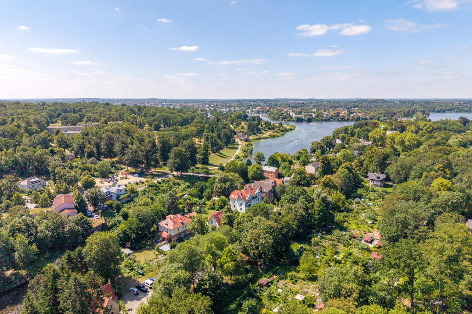 Ihr zu Hause im Grünen: stilvolle Gartenwohnung mit Kamin und Wassernähe
