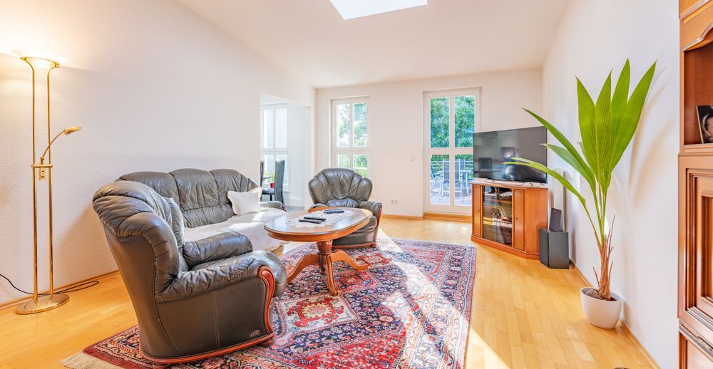 Wohnbereich mit Zugang zur Terrasse