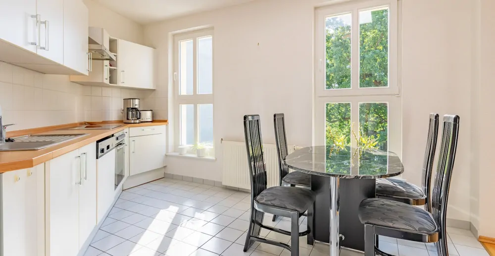 Küche mit Blick runter zum begrünten Innenhof