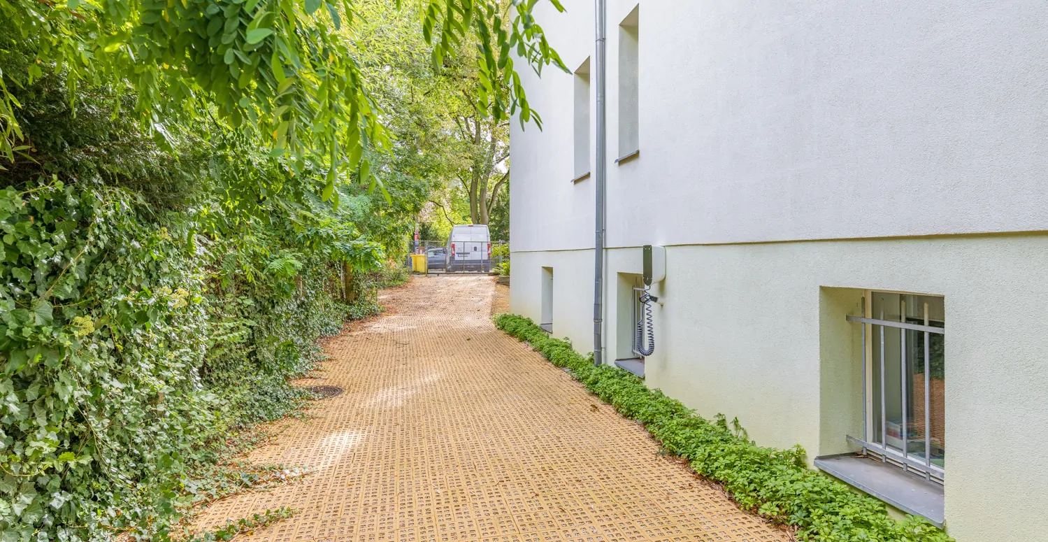 Grundstückszufahrt / Stellplätze