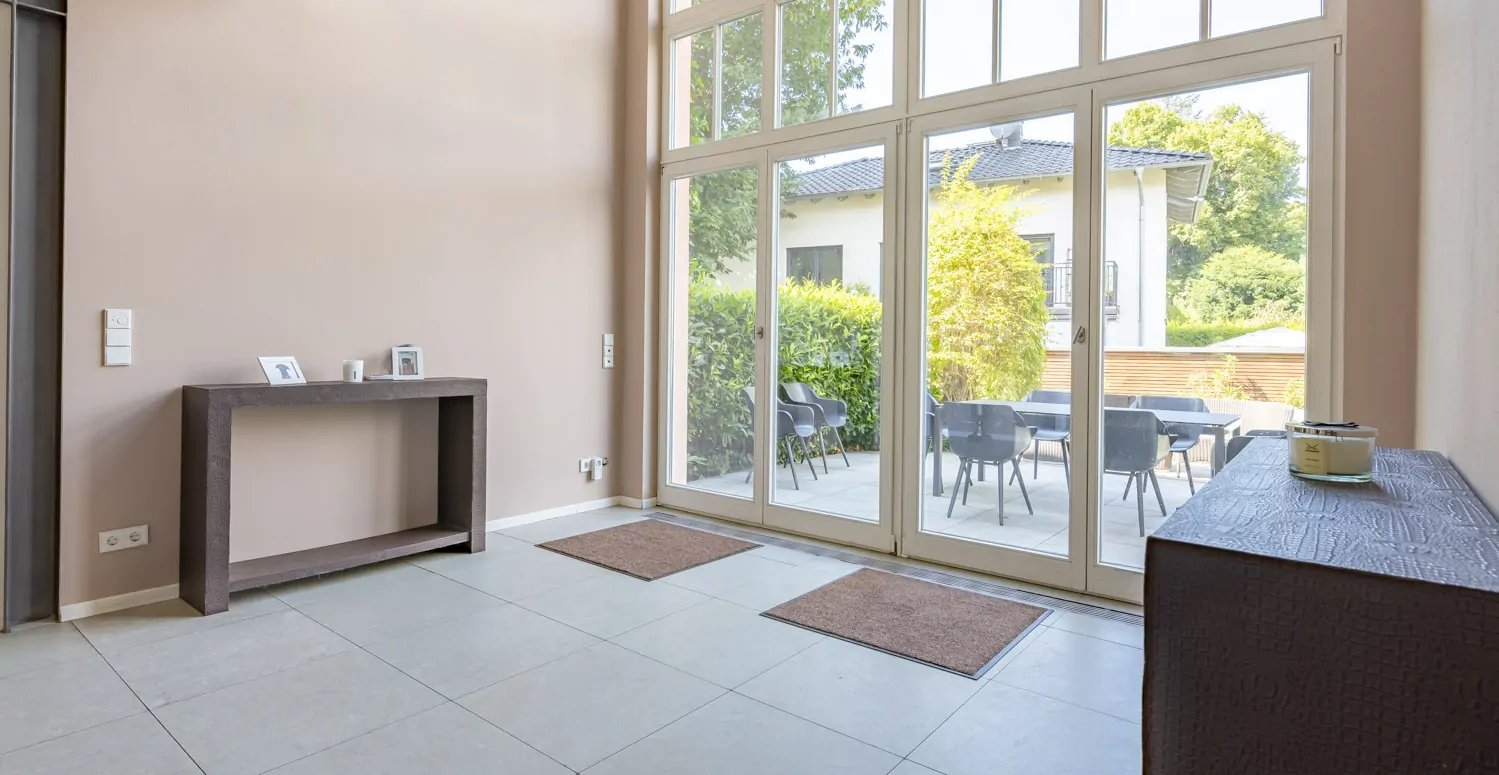 Galerie mit Terrassenzugang