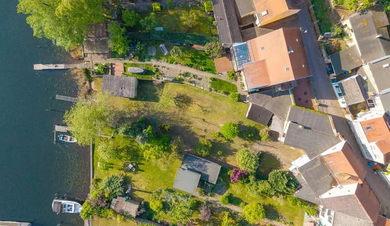 das Grundstück aus der Luft