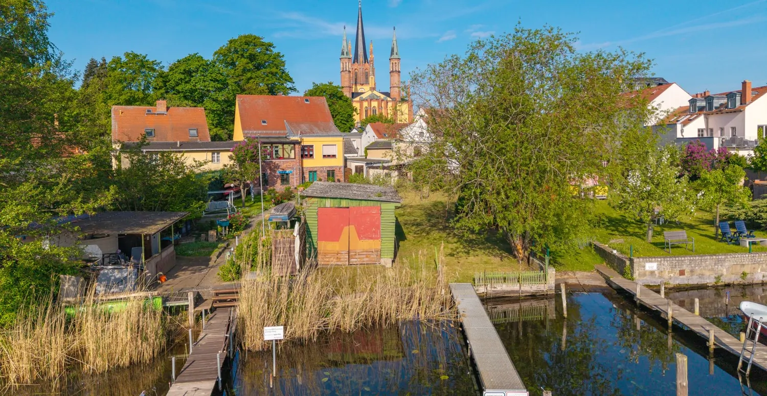 Grundstück mit Bootssteg