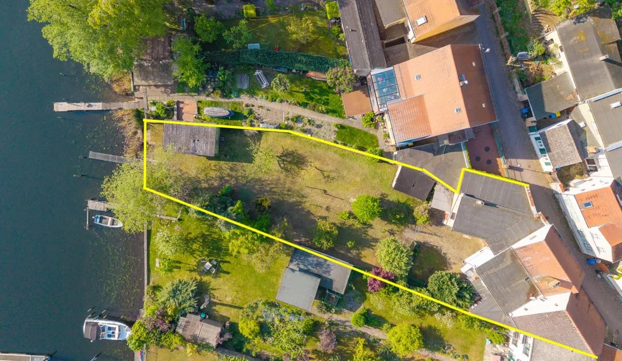 das gesamze Grundstück