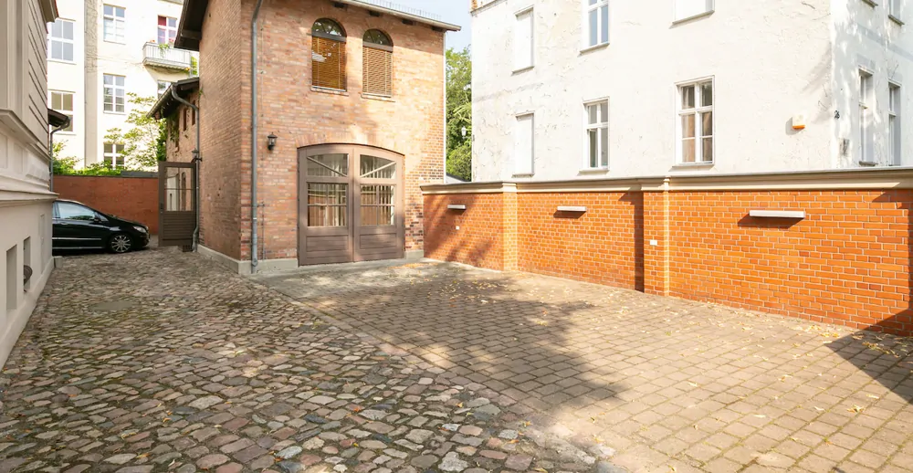 Stellplätze auf dem Hof