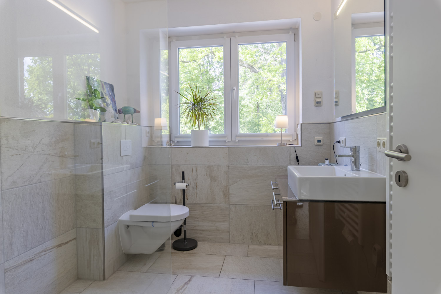 Helles Gästebad mit Dusche
