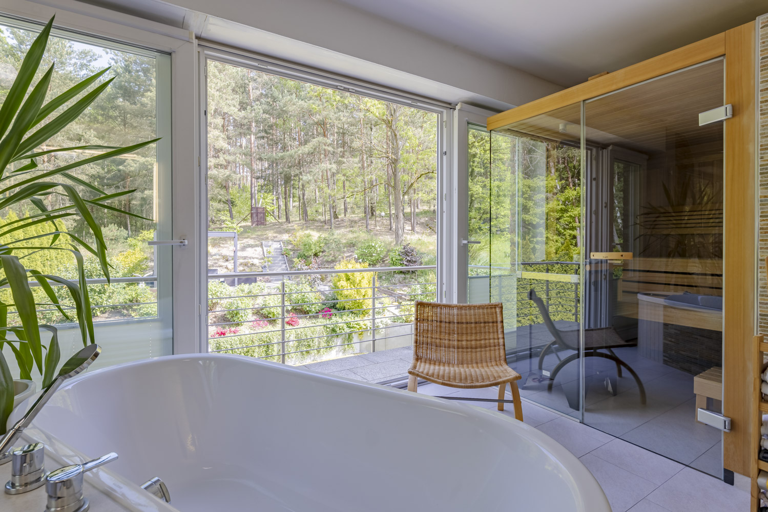 Wellness mit Blick in den Wald
